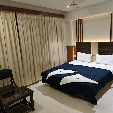 Hotel Sahyog & Rooms Surat Exterior foto