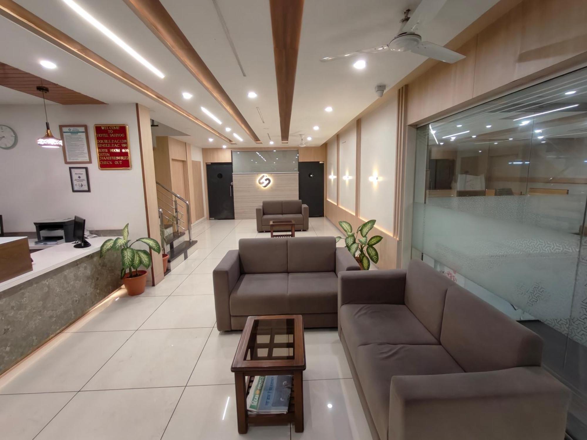 Hotel Sahyog & Rooms Surat Exterior foto